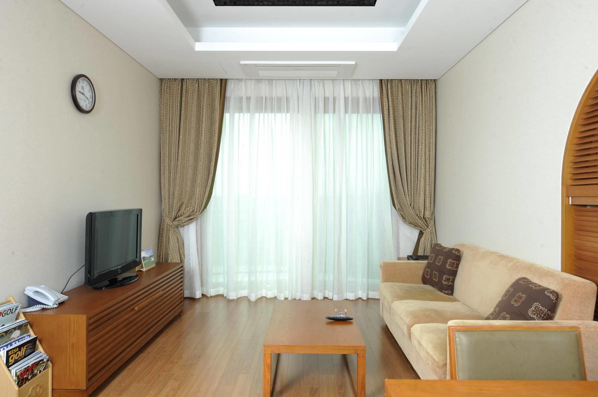 Pineridge Hotel Sokcho Exterior foto
